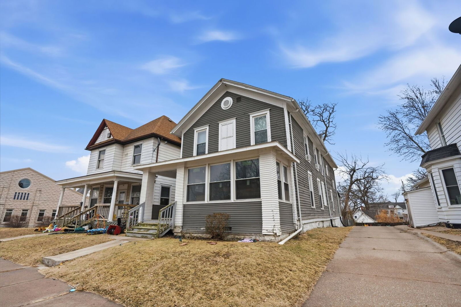 327 E 11th Street, Davenport, IA 52803 — exterior view