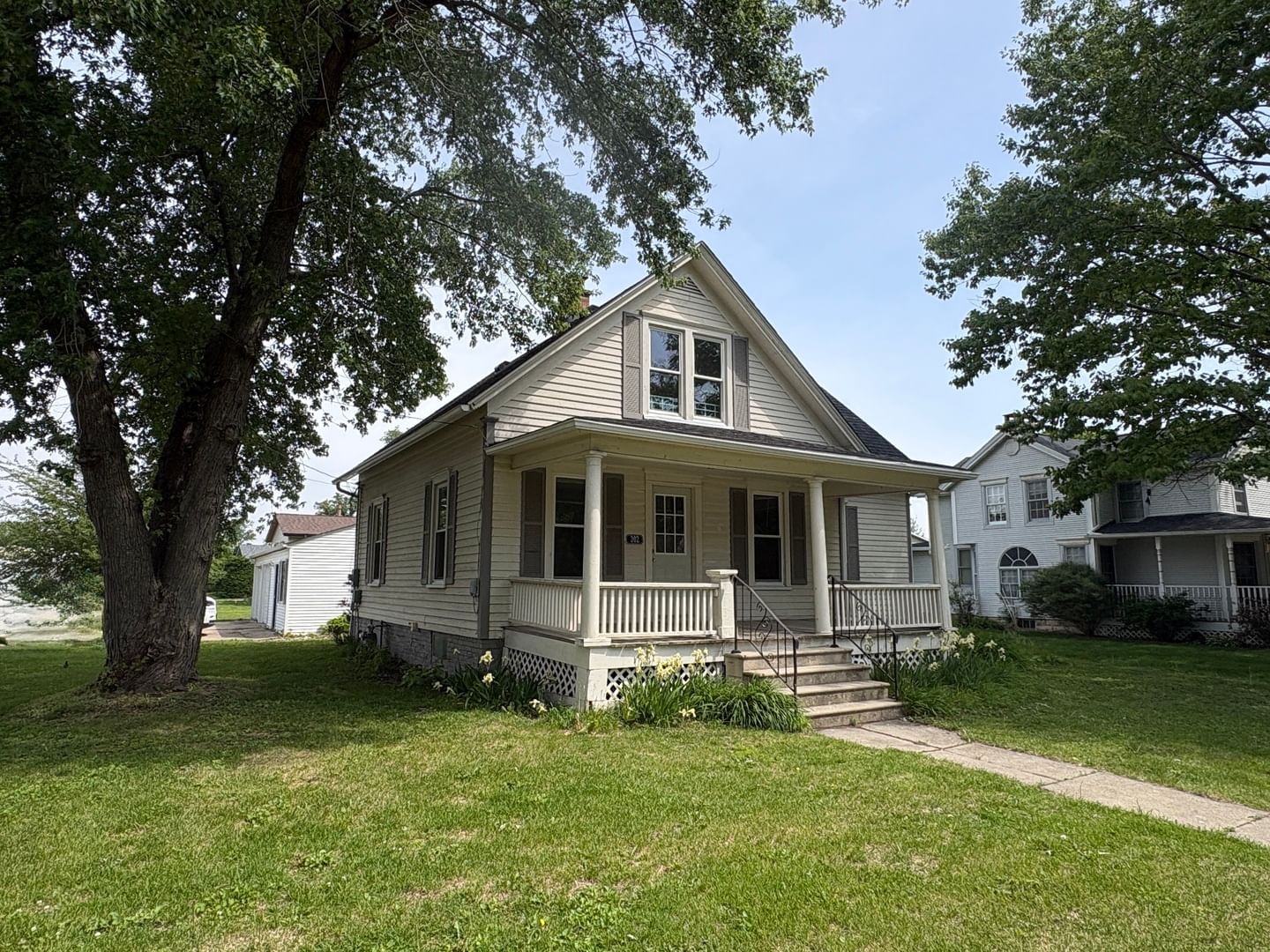 302 Oak Street, Earlville, IL 60518 — exterior view