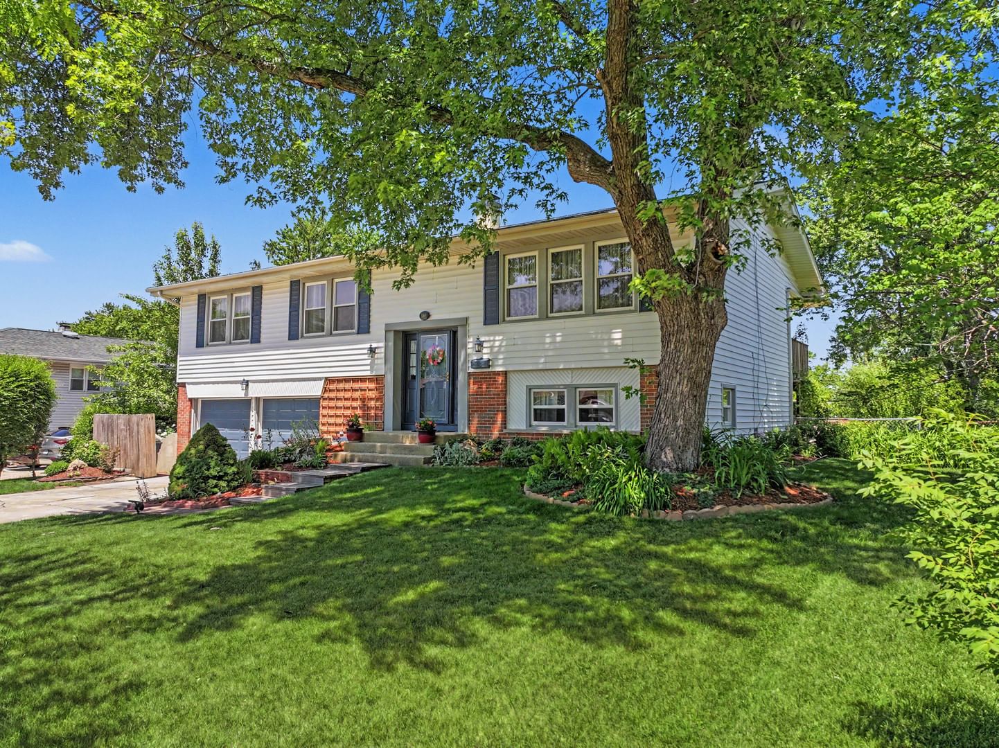 1350 Nottingham Lane, Hoffman Estates, IL 60169 — exterior view