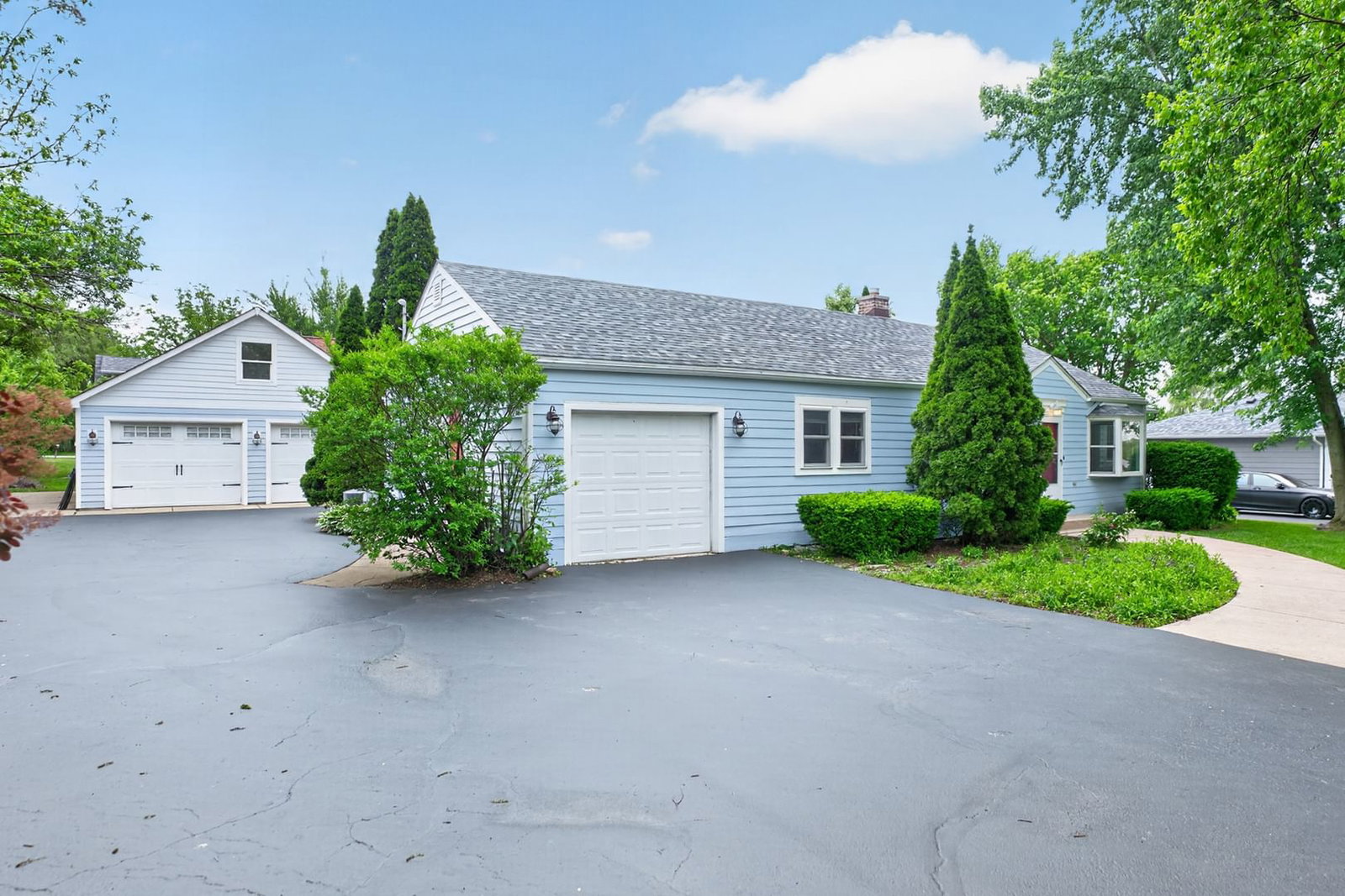 7339 S Park Avenue, Burr Ridge, IL 60527 — exterior view