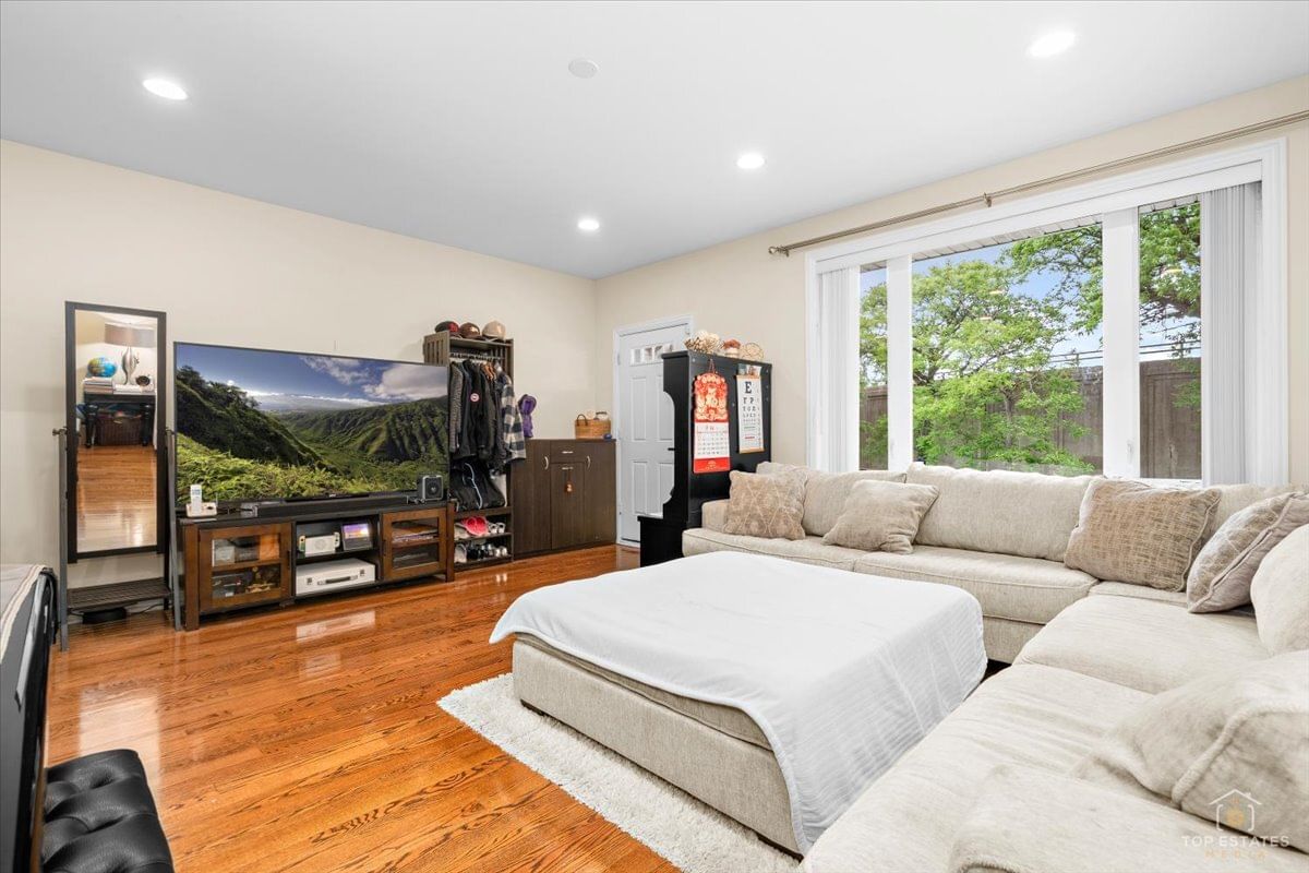 3300 S Western Avenue, Chicago, IL 60608 — kitchen view