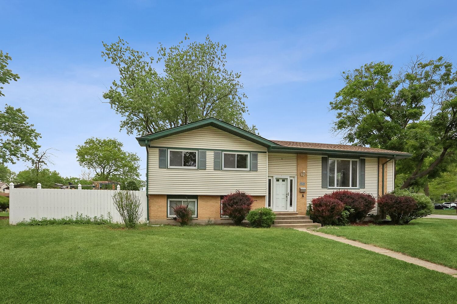 900 Arthur Drive, Lombard, IL 60148 — exterior view