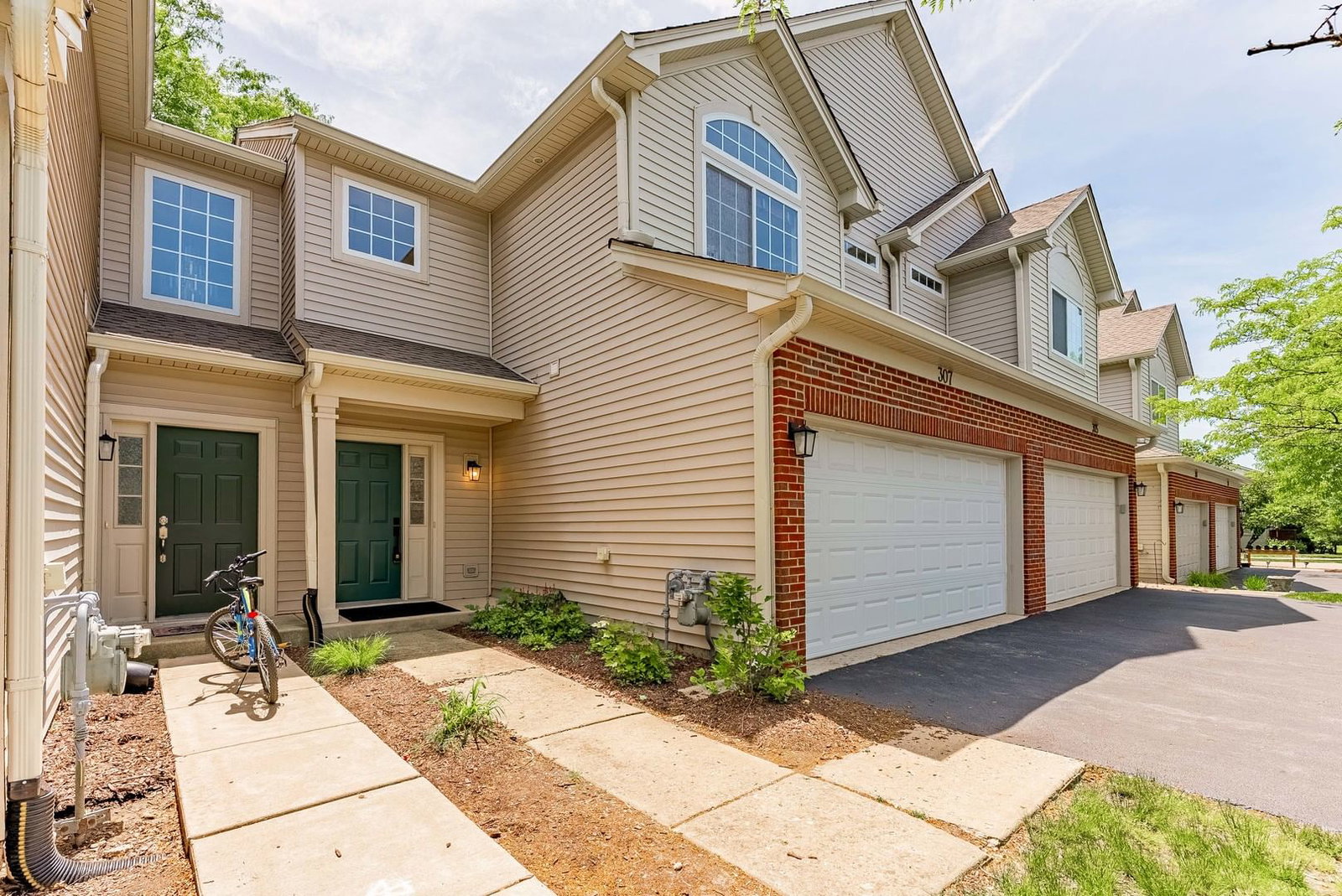 307 Abington Woods Drive, Aurora, IL 60502 — exterior view