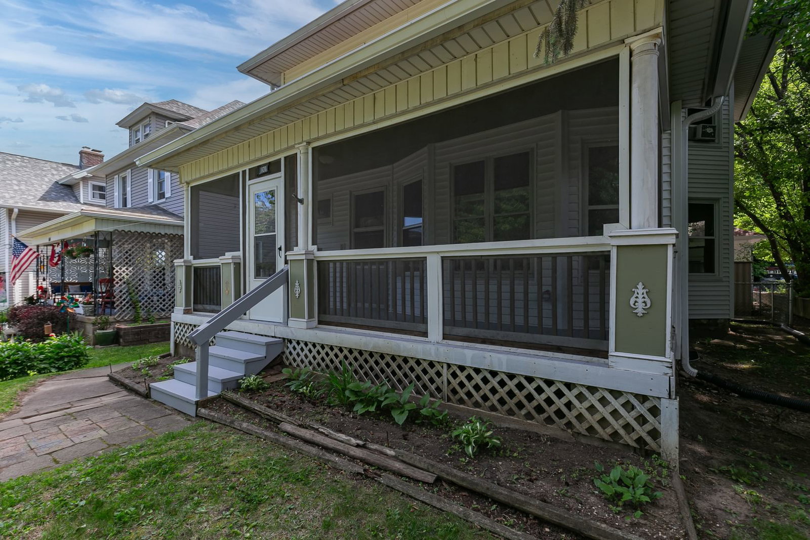620 10 Street, Moline, IL 61265 — exterior view