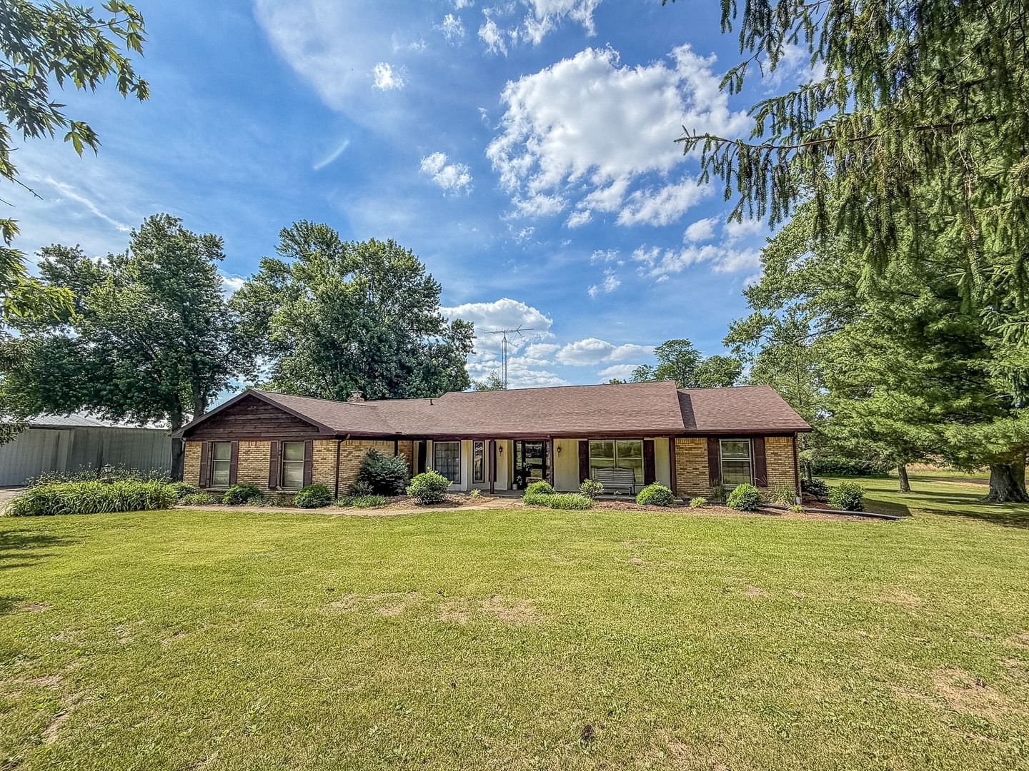 9758 E 1980 North Road, Oakwood, IL 61858 — exterior view