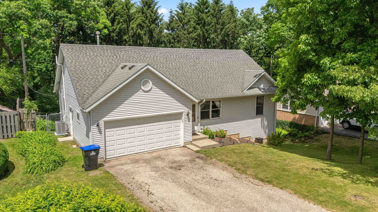 1820 W Oakleaf Drive, McHenry, IL 60051 — exterior view