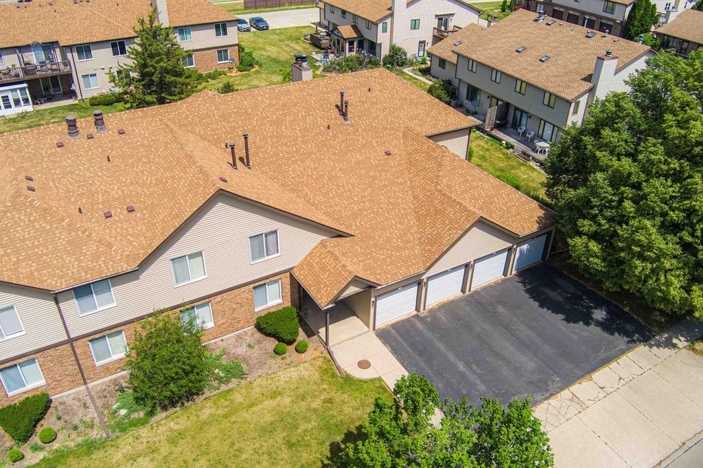 1503 Longwood Drive #2D, Sycamore, IL 60178 — exterior view