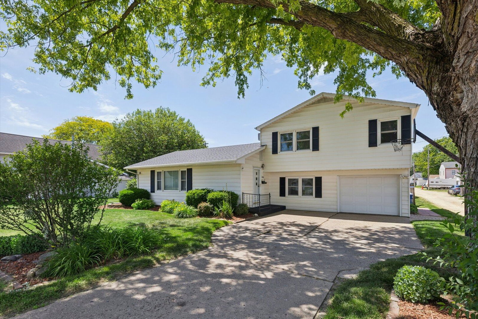 604 N 4th Street, Clinton, IA 52732 — exterior view