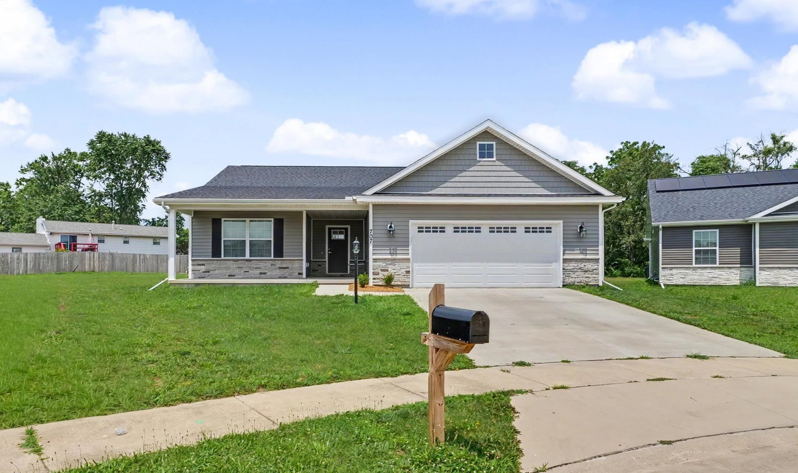 707 N Abbey Road, Urbana, IL 61802 — exterior view