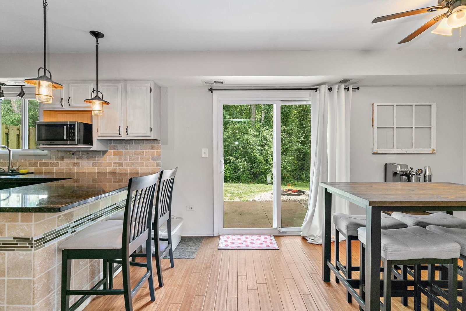 102 Pine Circle, Cary, IL 60013 — kitchen view