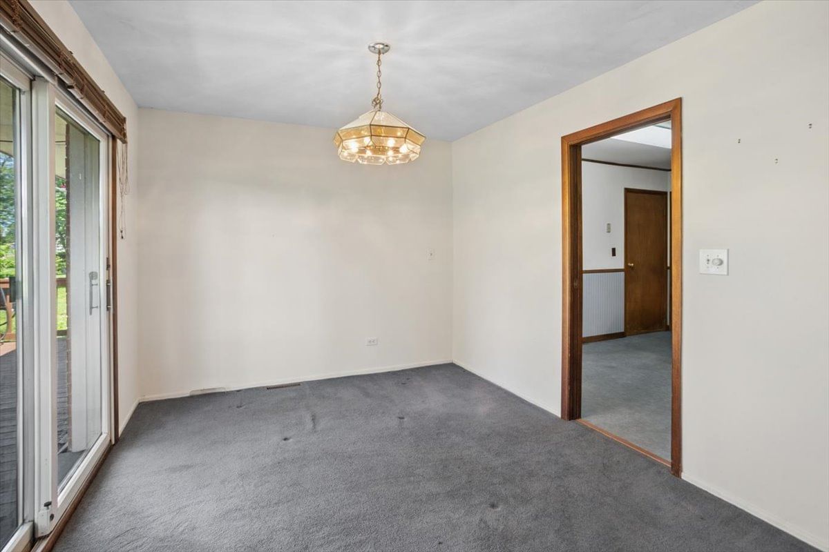 460 W Kathleen Drive, Des Plaines, IL 60016 — kitchen view