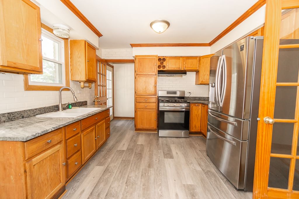 649 S WISCONSIN Avenue, Addison, IL 60101 — kitchen view