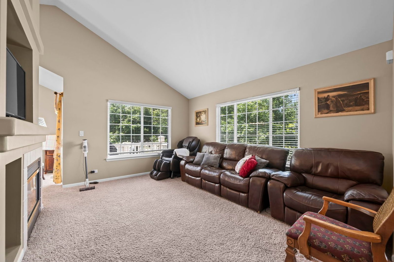 557 Cary Woods Circle, Cary, IL 60013 — exterior view