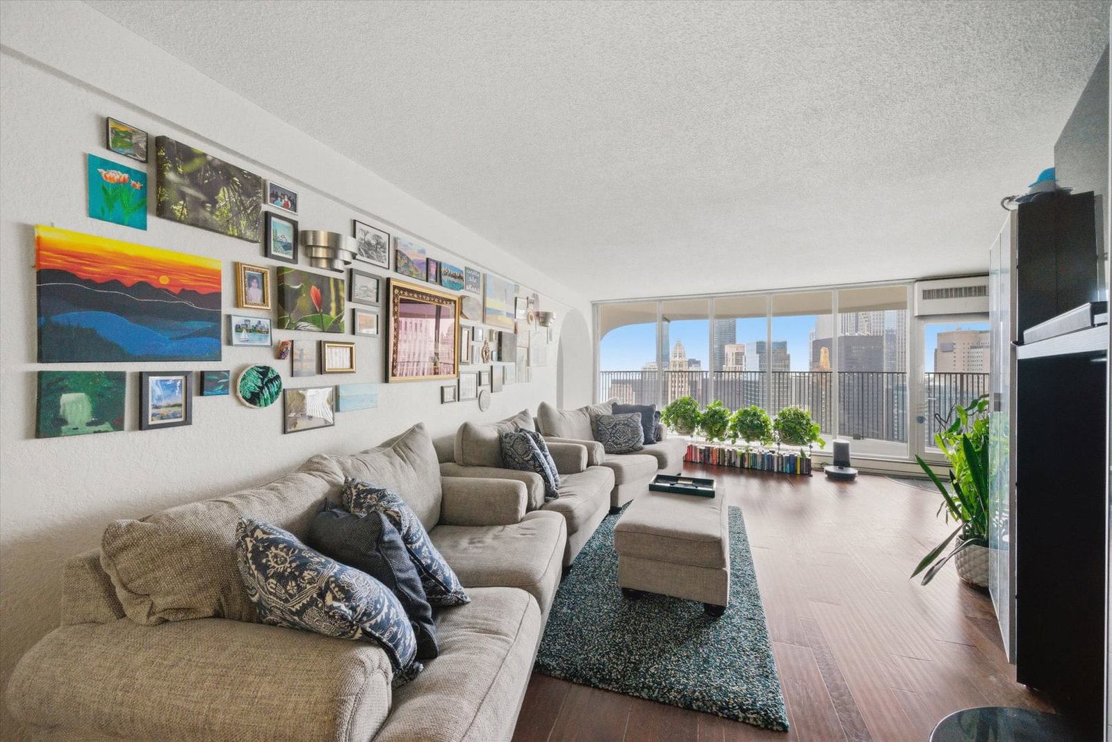 300 N State Street #5306, Chicago, IL 60654 — exterior view