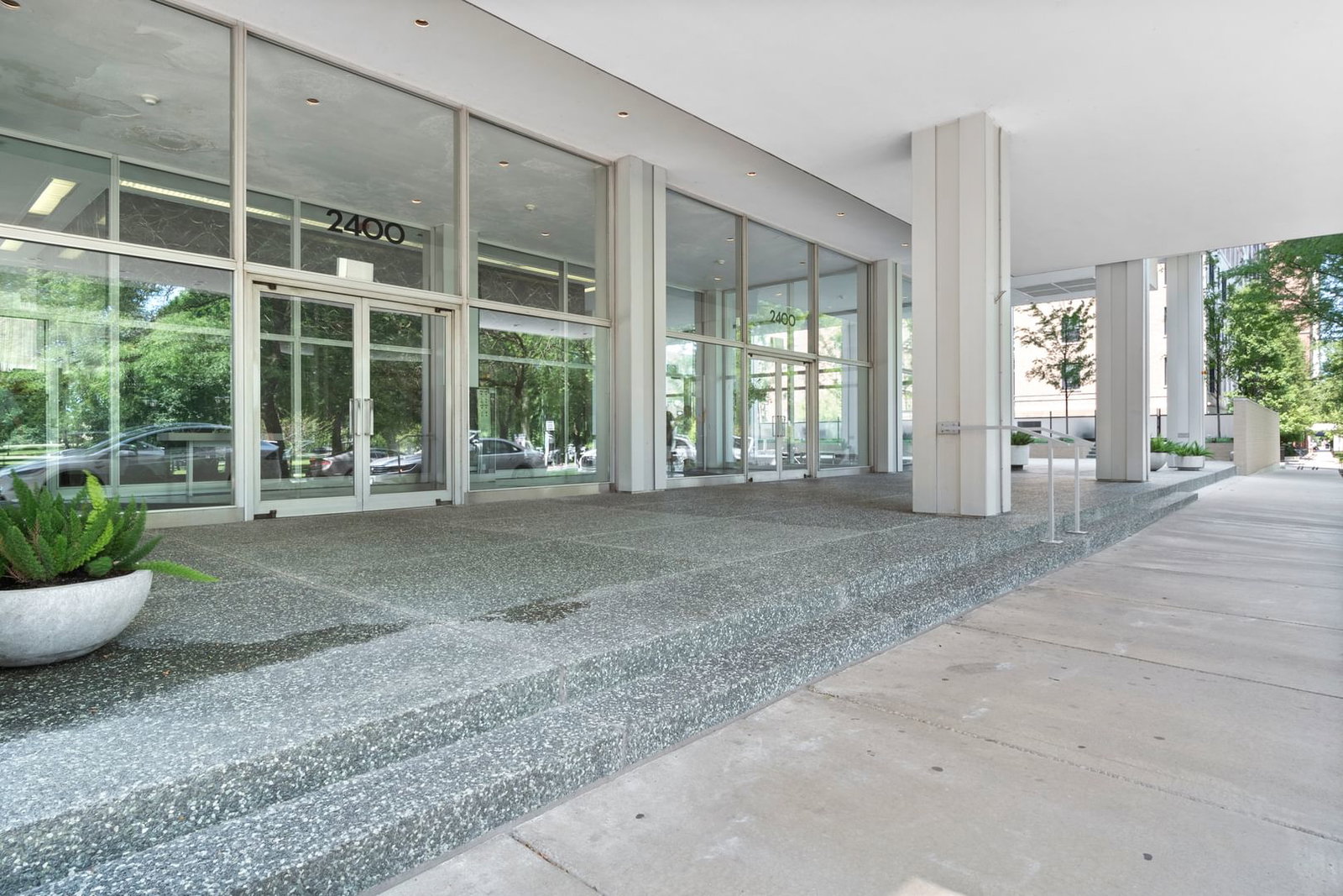 2400 N Lakeview Avenue #402, Chicago, IL 60614 — exterior view