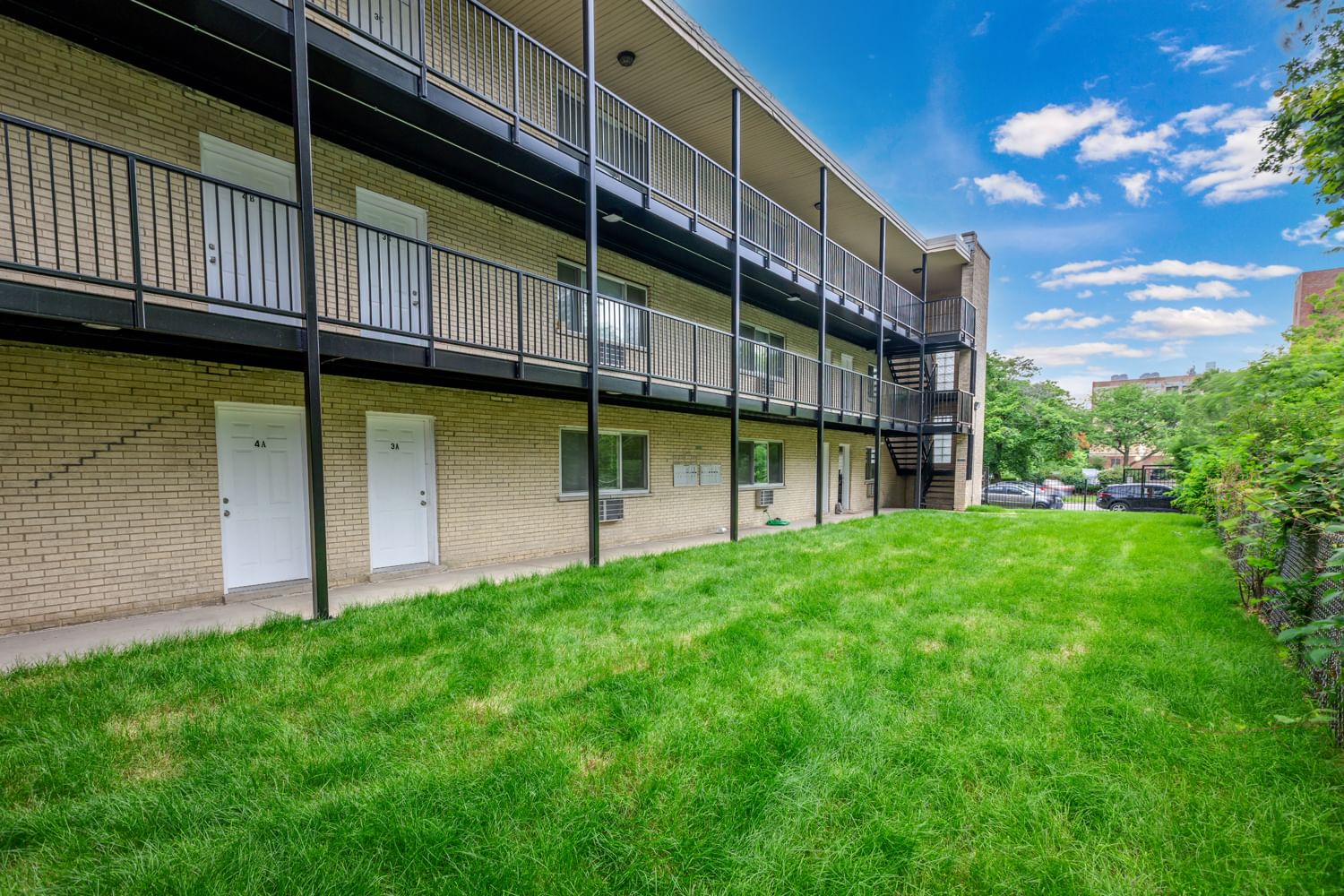 1404 W Estes Avenue, Chicago, IL 60626 — exterior view