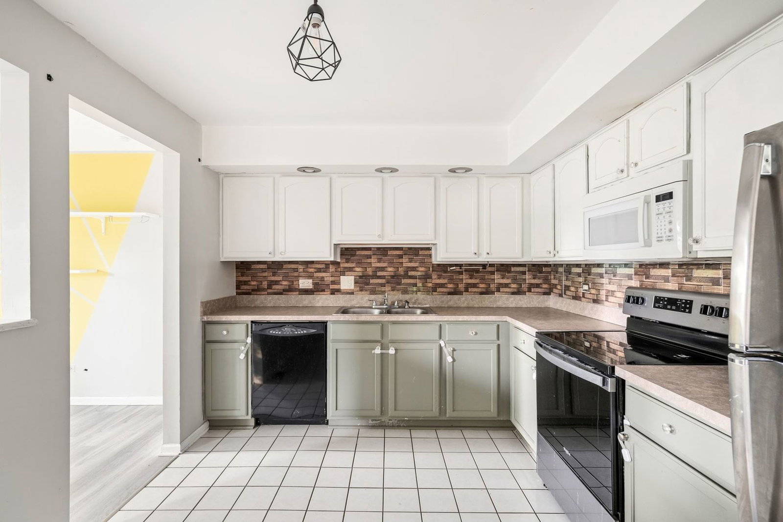 1046 Pinewood Drive, Downers Grove, IL 60516 — living view