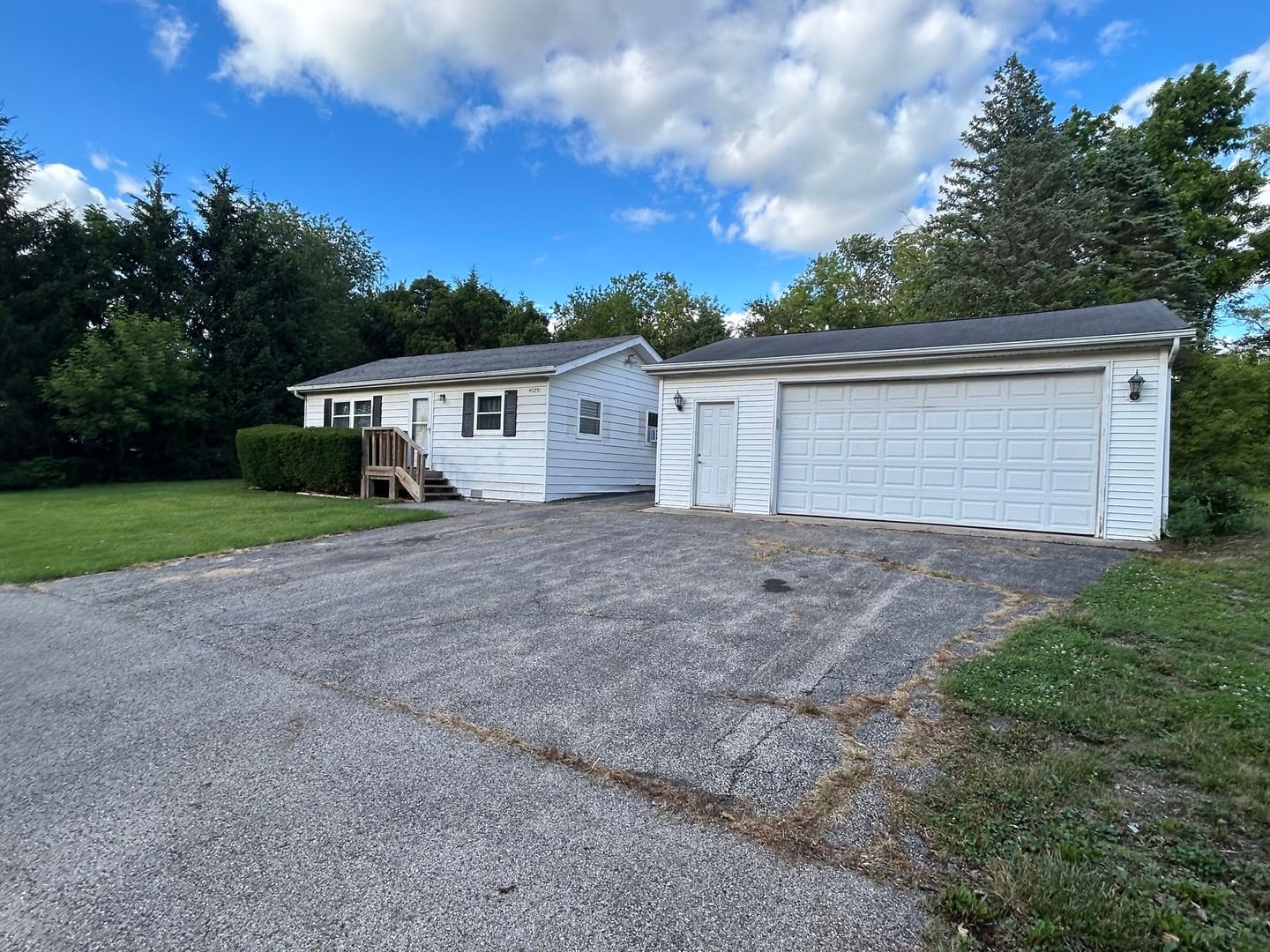 40231 N Dell Drive, Antioch, IL 60002 — exterior view