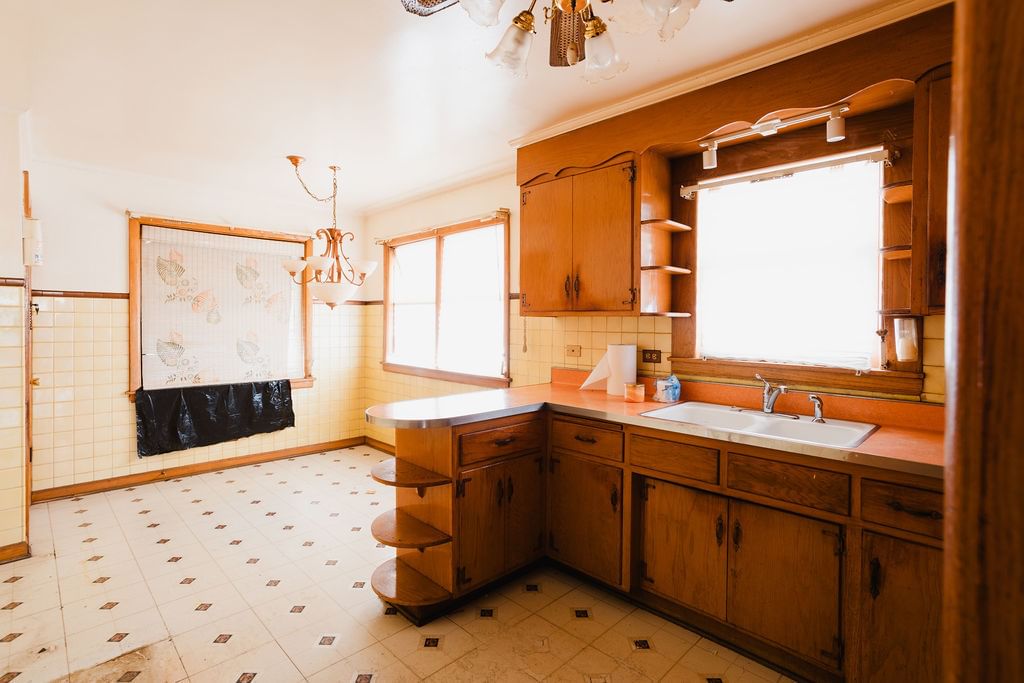 2545 E 93rd Street, Chicago, IL 60617 — kitchen view