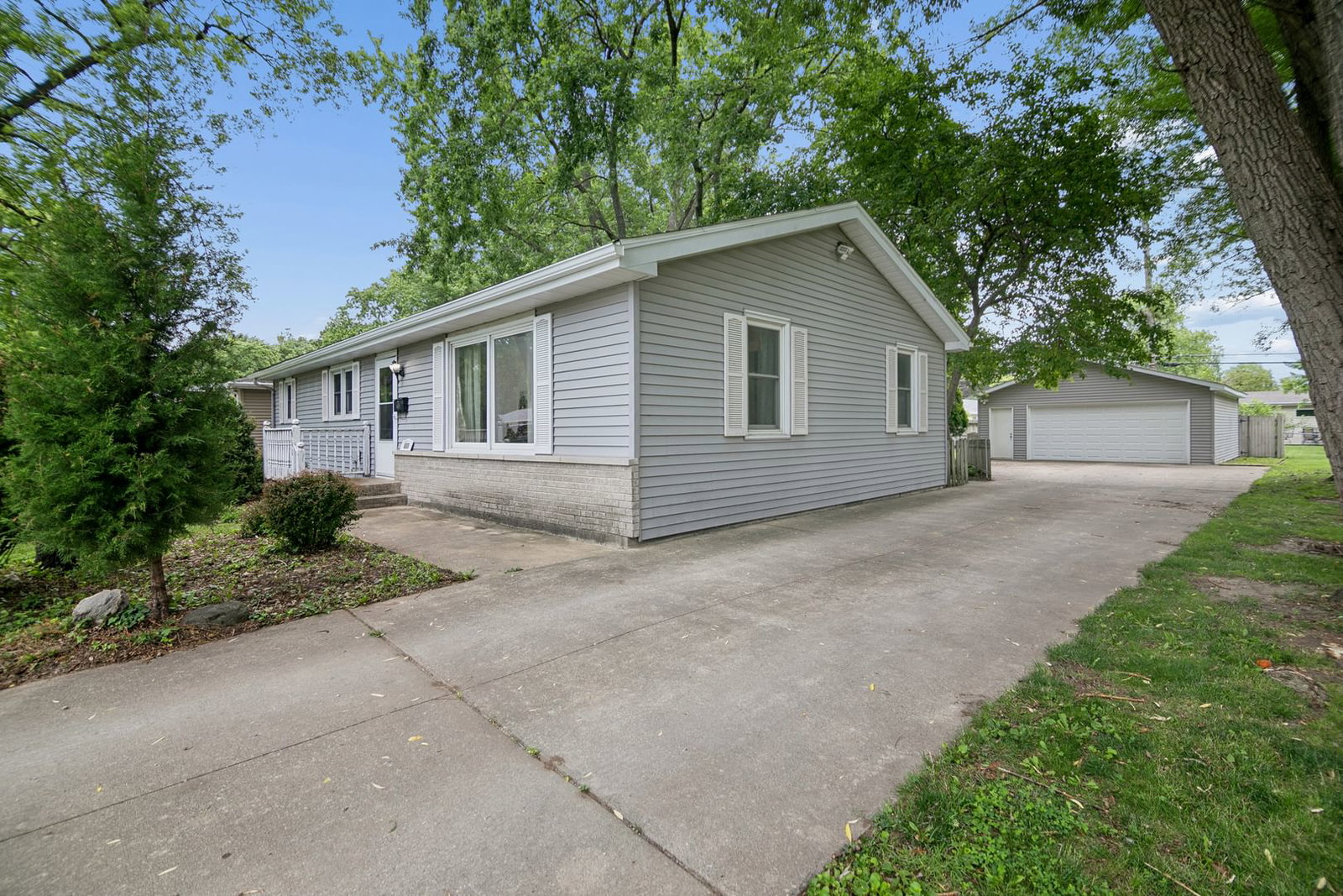 660 Jonette Avenue, Bradley, IL 60915 — exterior view
