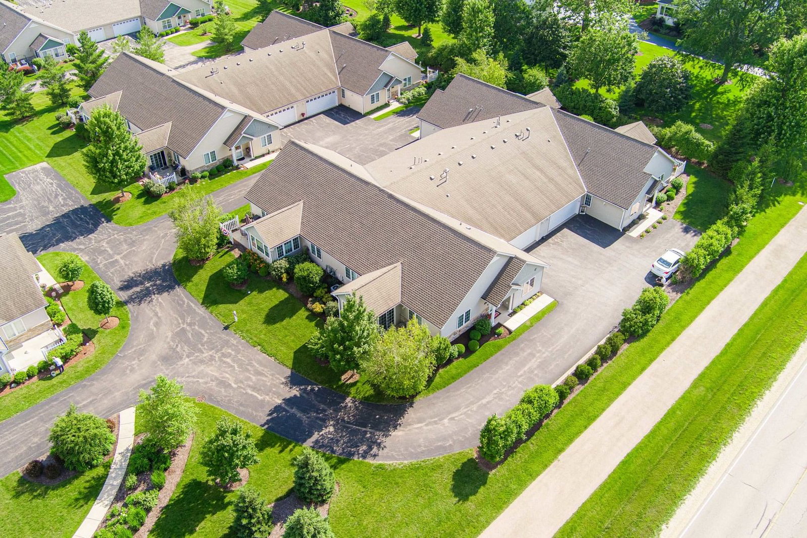 2045 Somerset Lane #2045, Sycamore, IL 60178 — exterior view