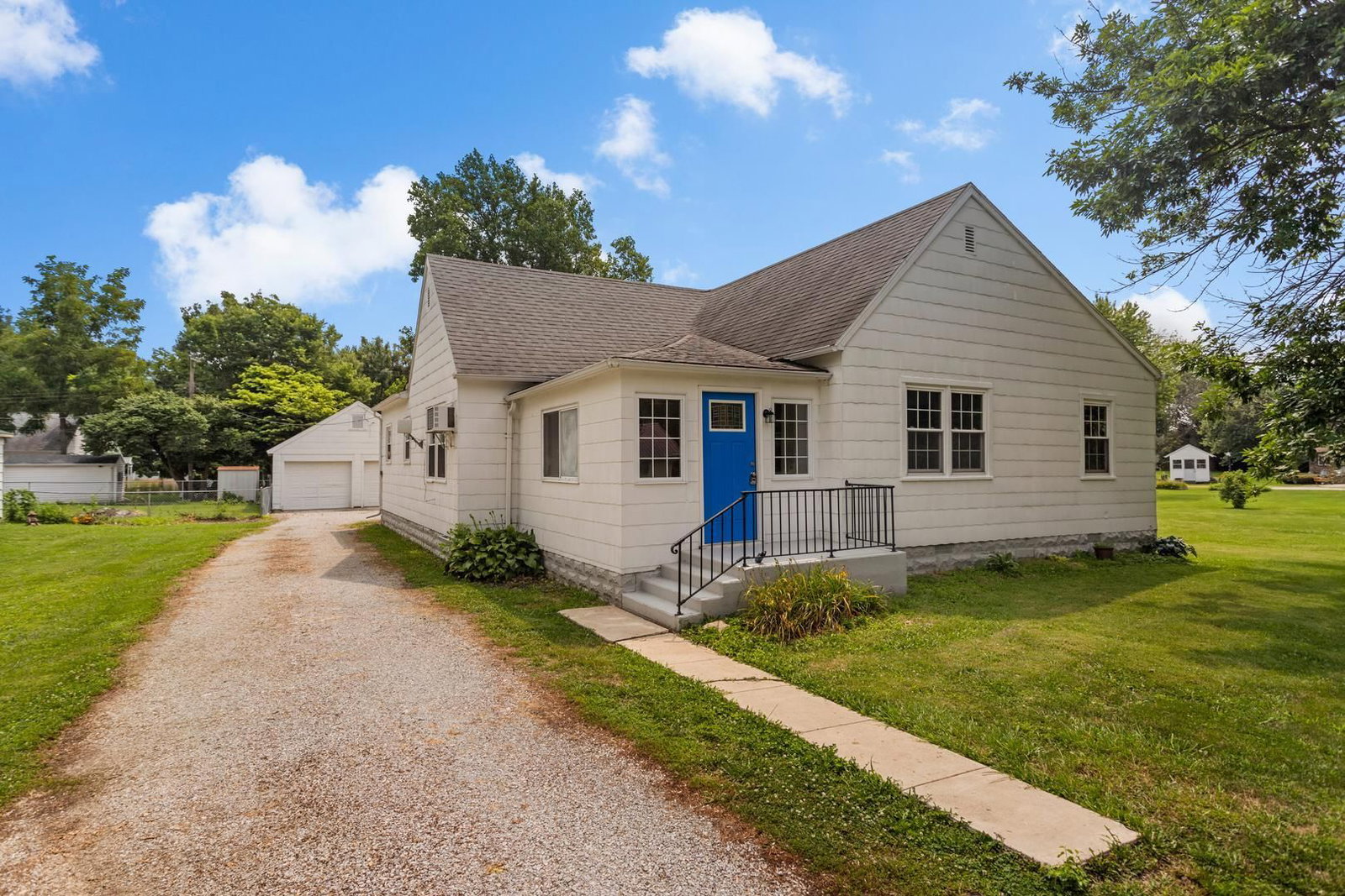 303 S Shirley Street, Newman, IL 61942 — exterior view