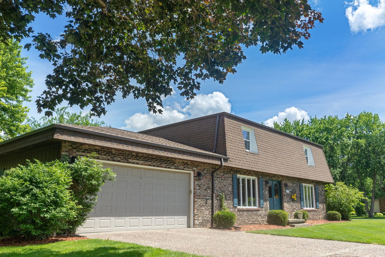 5573 S Beebe Drive, Rochelle, IL 61068 — exterior view