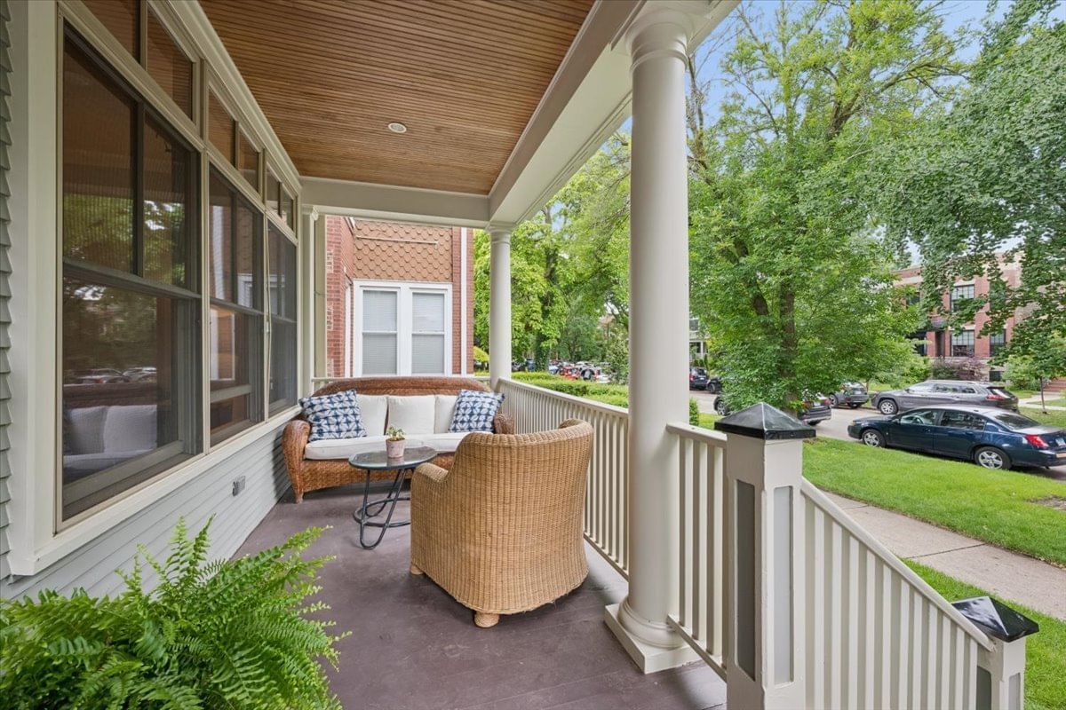 4237 N Wolcott Avenue, Chicago, IL 60613 — kitchen view