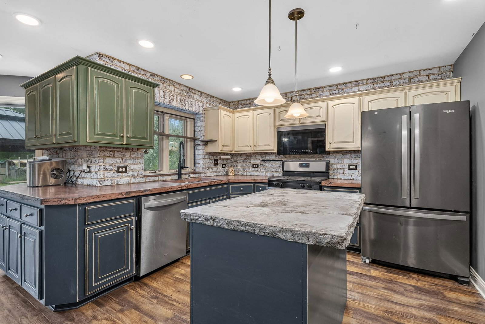 21162 S 78th Avenue, Frankfort, IL 60423 — kitchen view