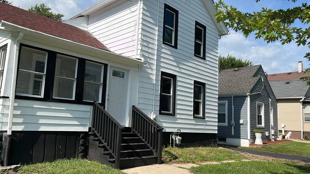 826 Grove Street, Aurora, IL 60505 — exterior view