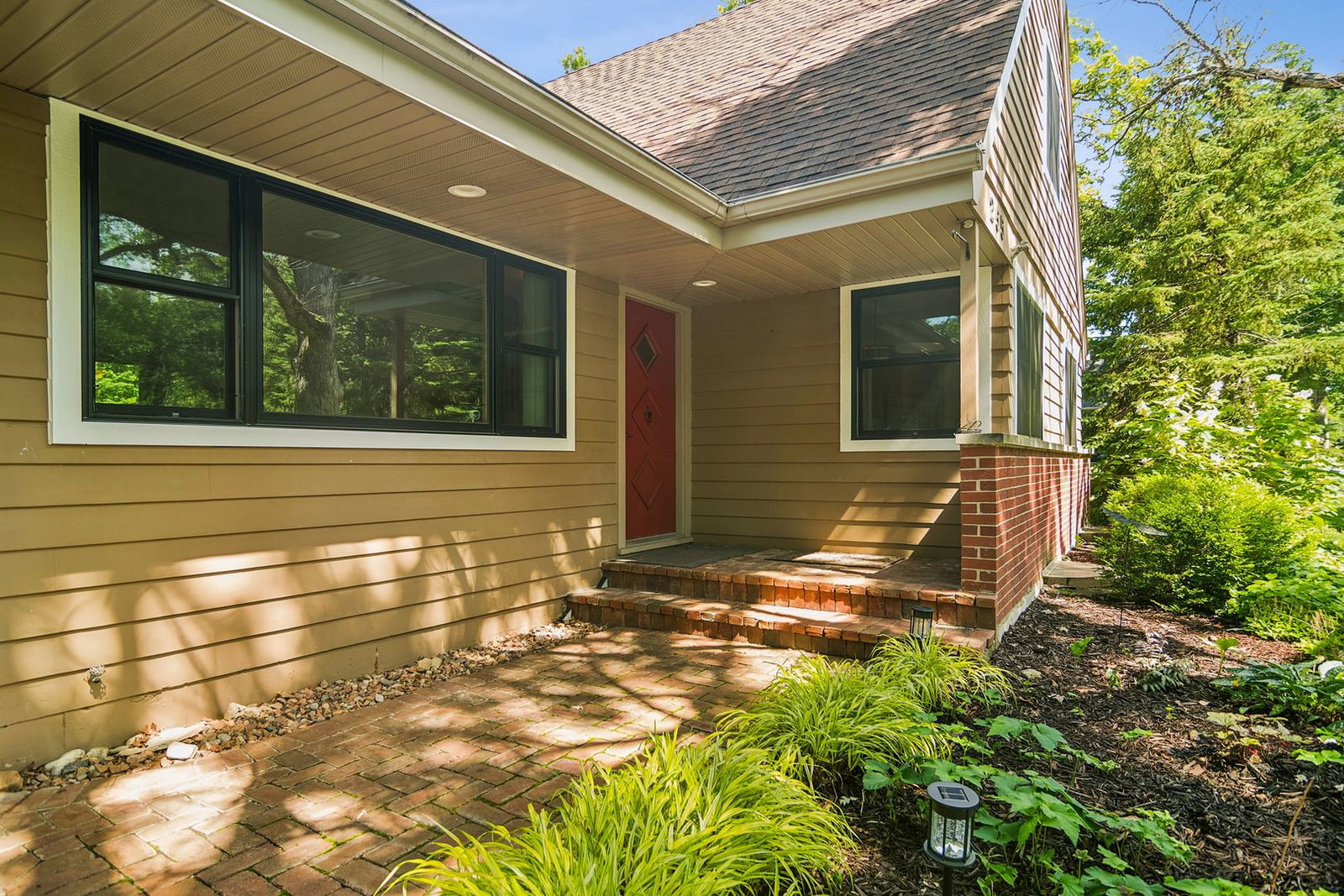 255 West Lane, Lake Zurich, IL 60047 — exterior view