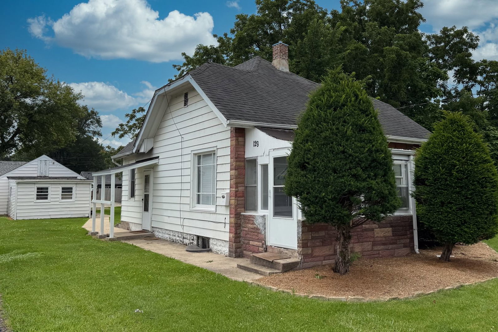 129 E Riverside Boulevard, Loves Park, IL 61111 — exterior view