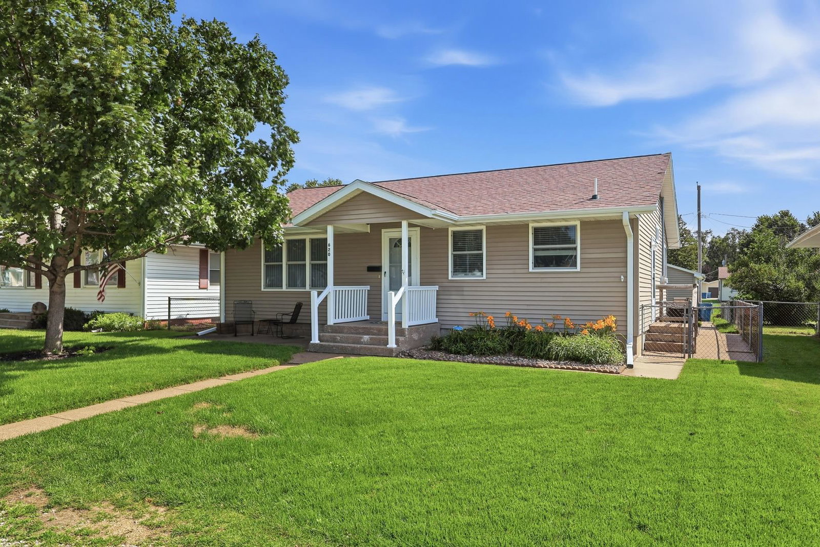 620 3rd Avenue, Camanche, IA 52730 — exterior view