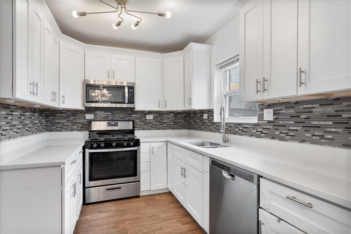 2611 W Jarlath Street, Chicago, IL 60645 — living view