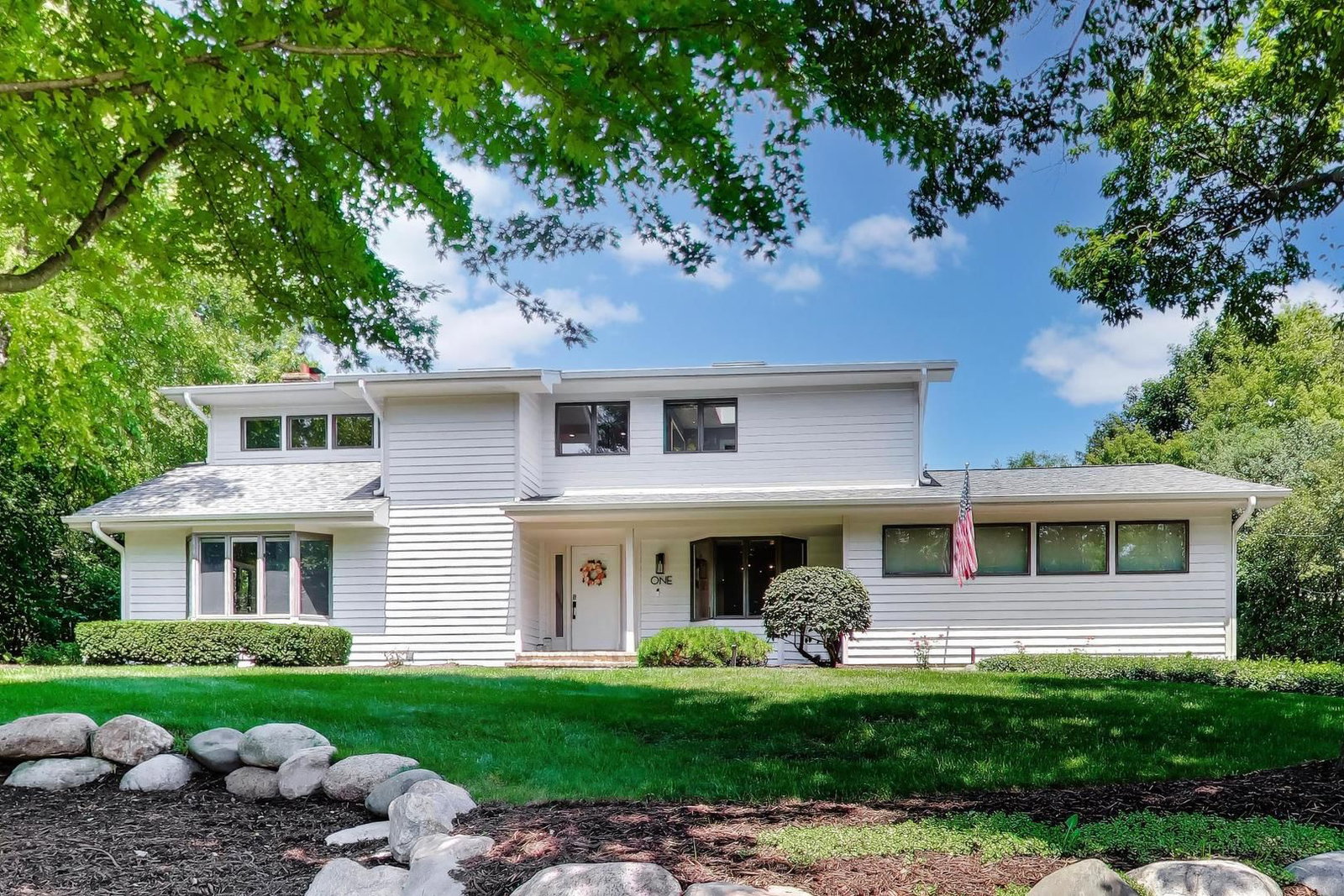 1 BIRCH LAKES Drive, Hawthorn Woods, IL 60047 — exterior view