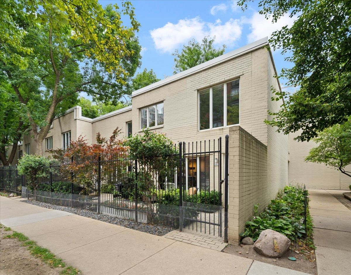 945 S PARK Terrace, Chicago, IL 60605 — exterior view