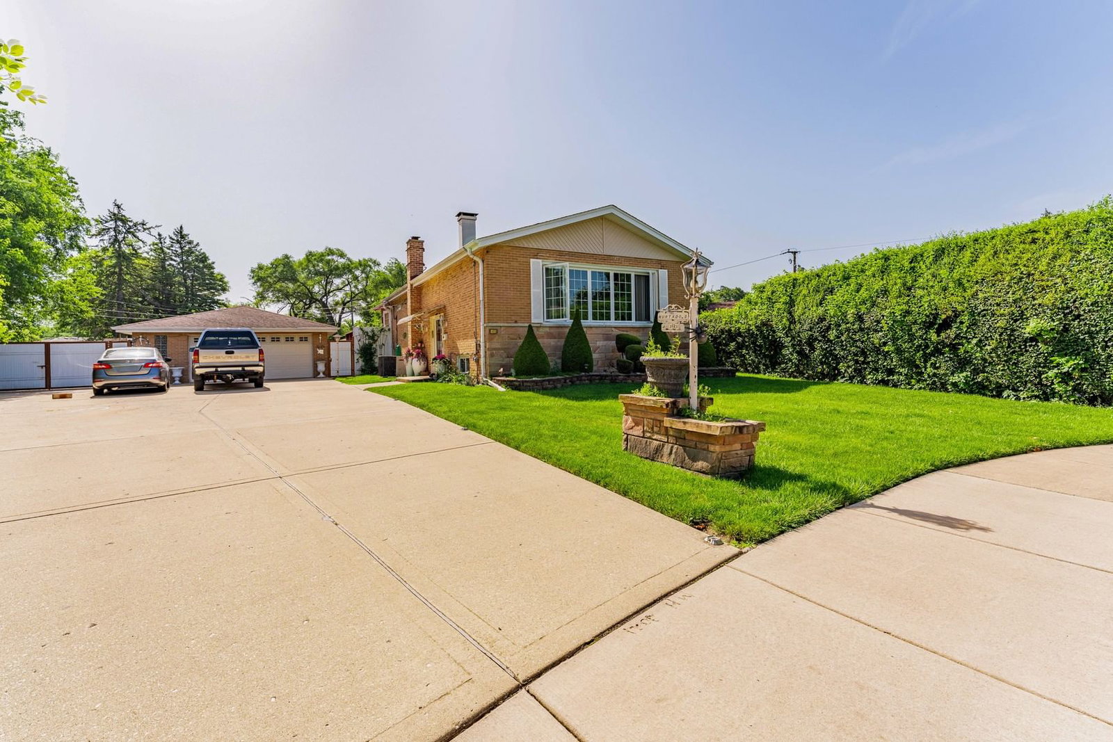 433 E Cherry Hill Drive, Addison, IL 60101 — exterior view