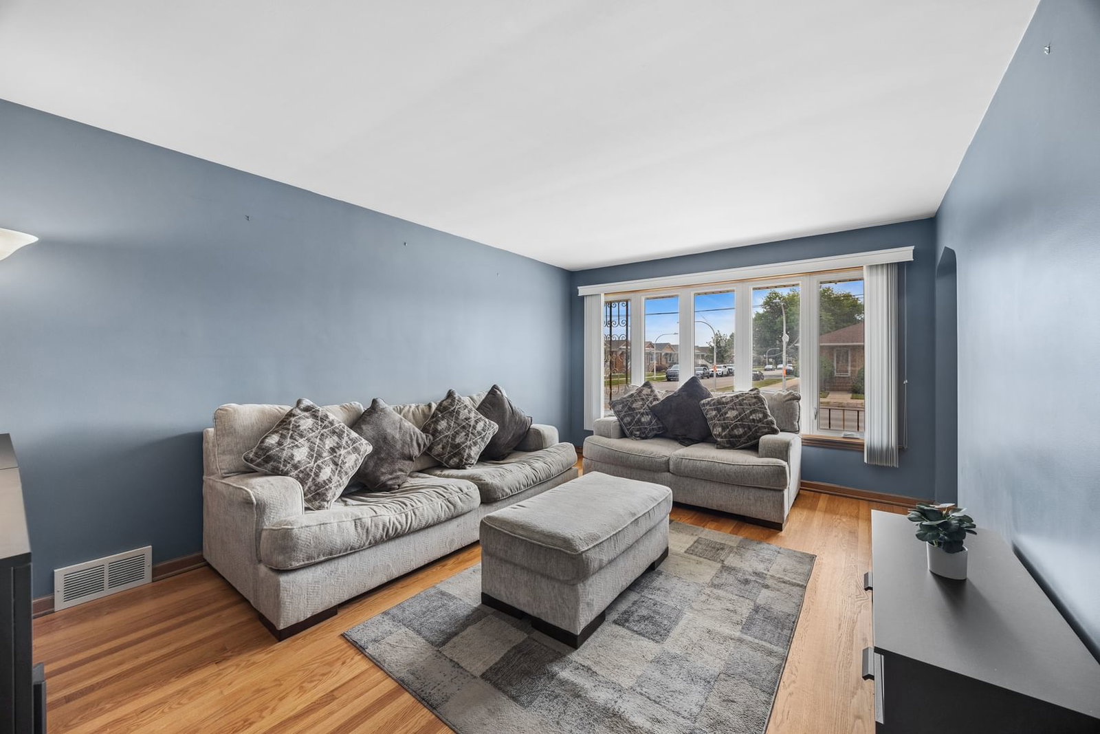 6000 S Narragansett Avenue, Chicago, IL 60638 — exterior view