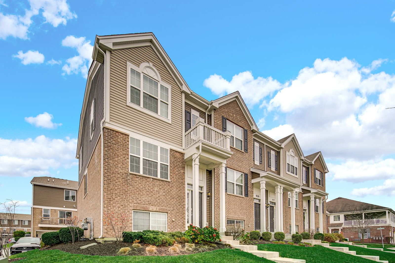 911 Charlton Lane, Naperville, IL 60563 — exterior view