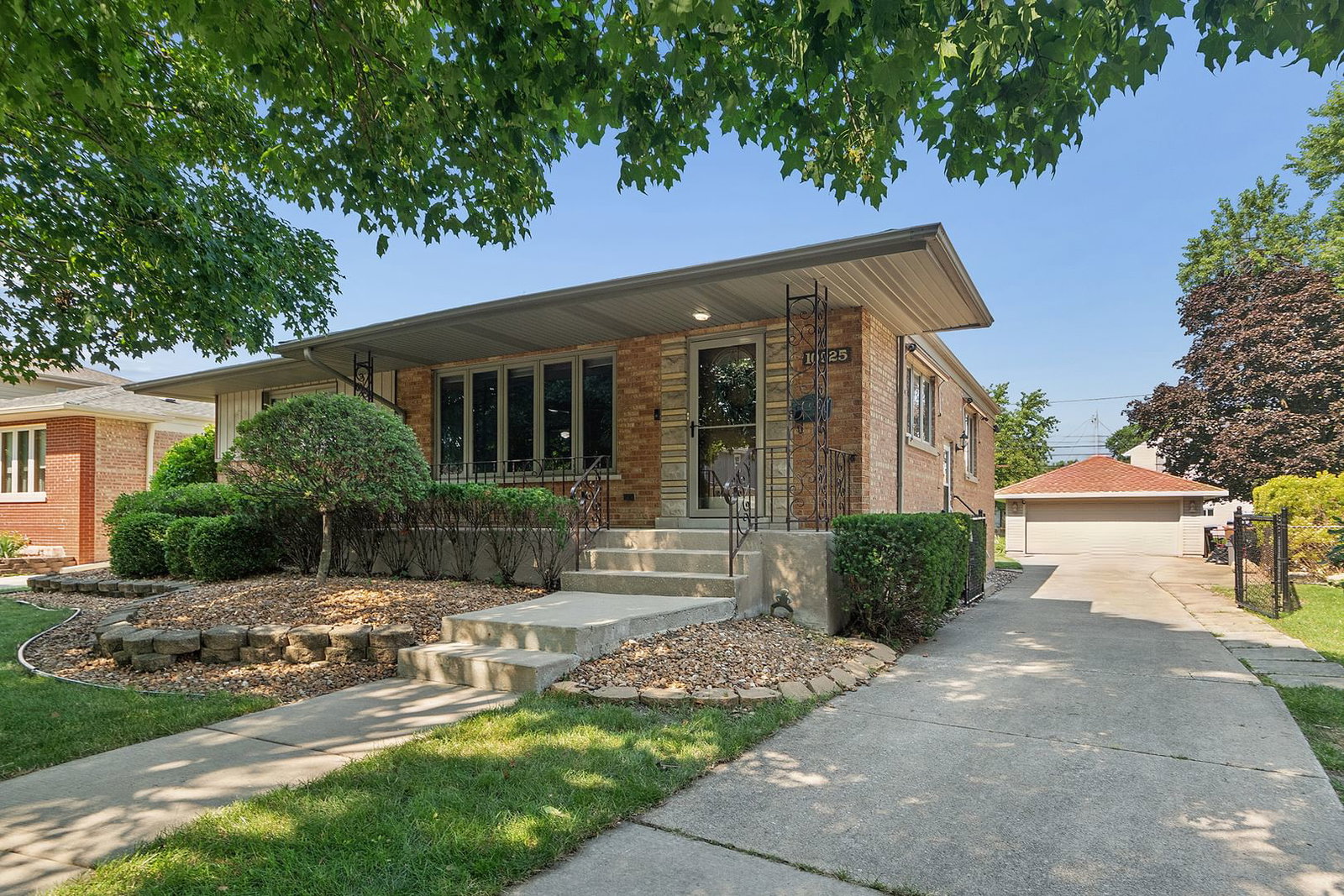10025 S 53rd Avenue, Oak Lawn, IL 60453 — exterior view