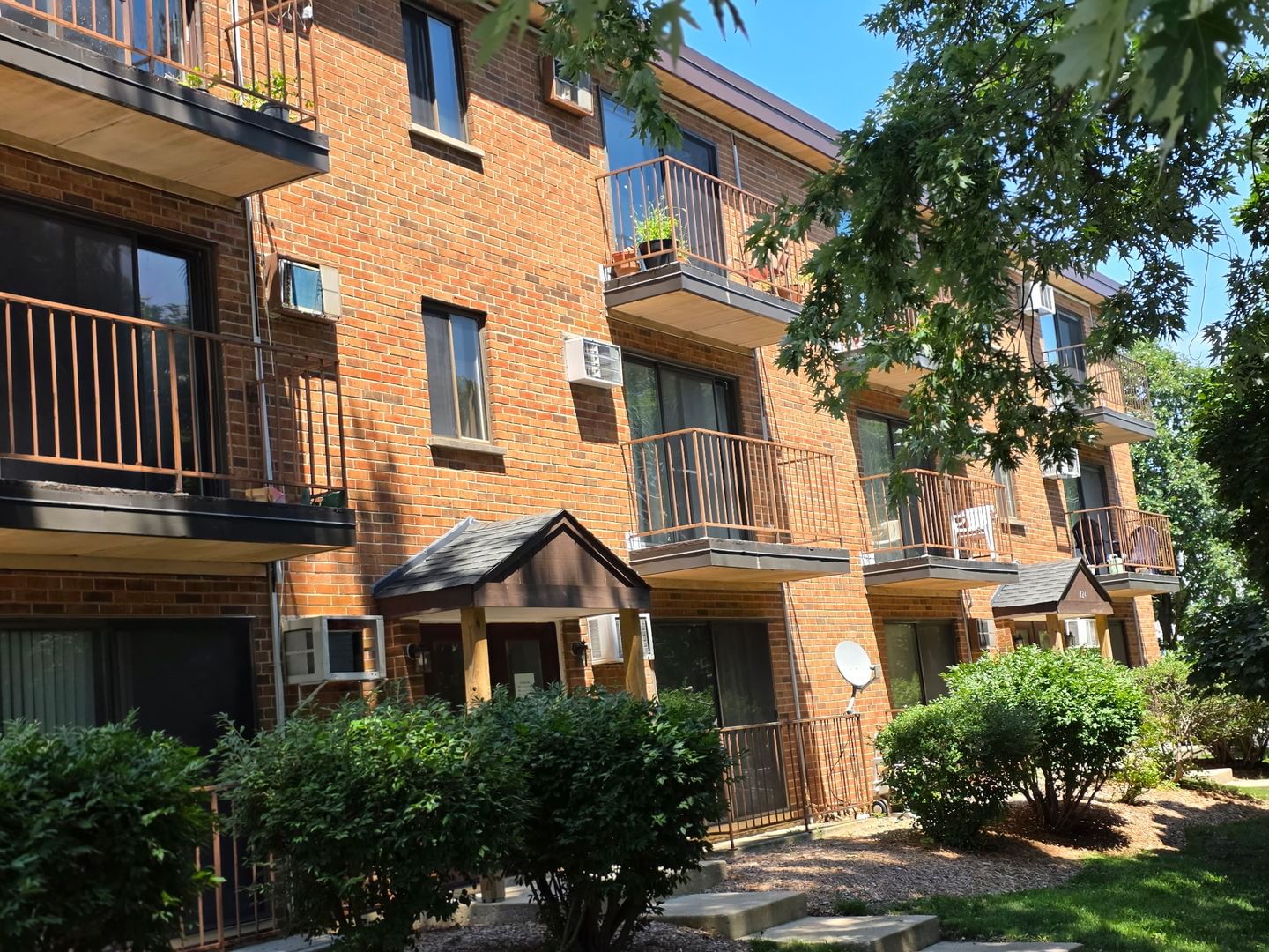 724 Warren Avenue #101, Downers Grove, IL 60515 — exterior view