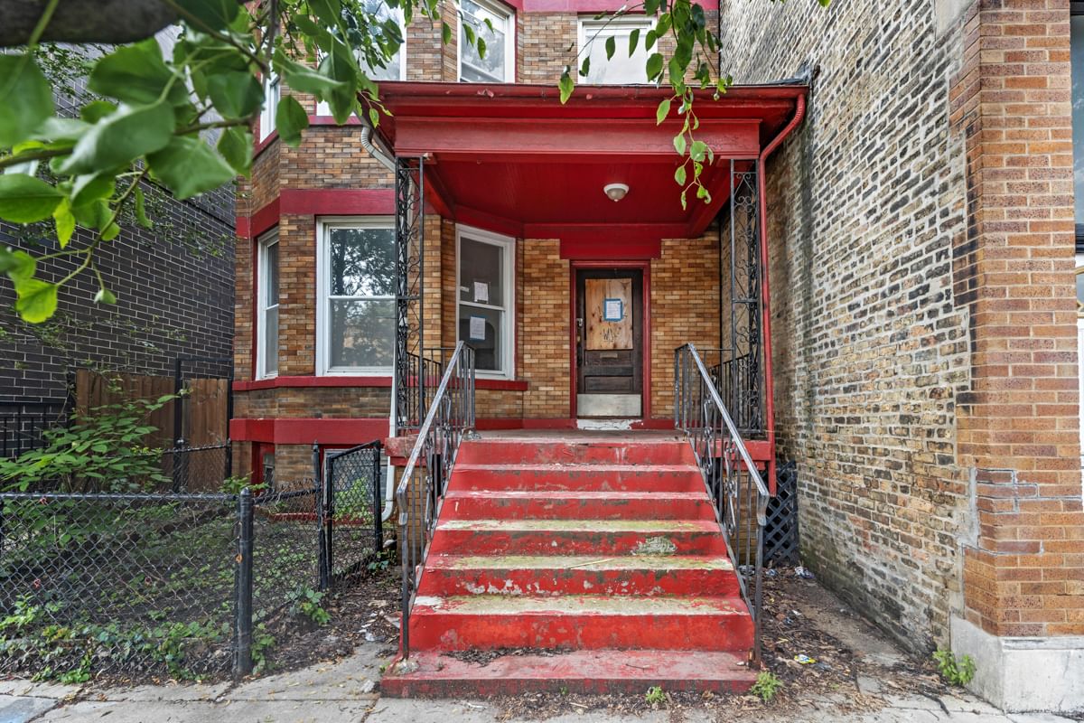 1907 W Irving Park Road, Chicago, IL 60613 — exterior view