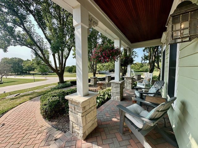 5580 Hilltop Lane, Libertyville, IL 60048 — exterior view