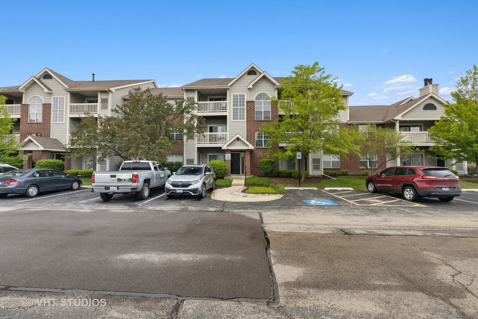 32 Kensington Circle #108, Wheaton, IL 60189 — exterior view