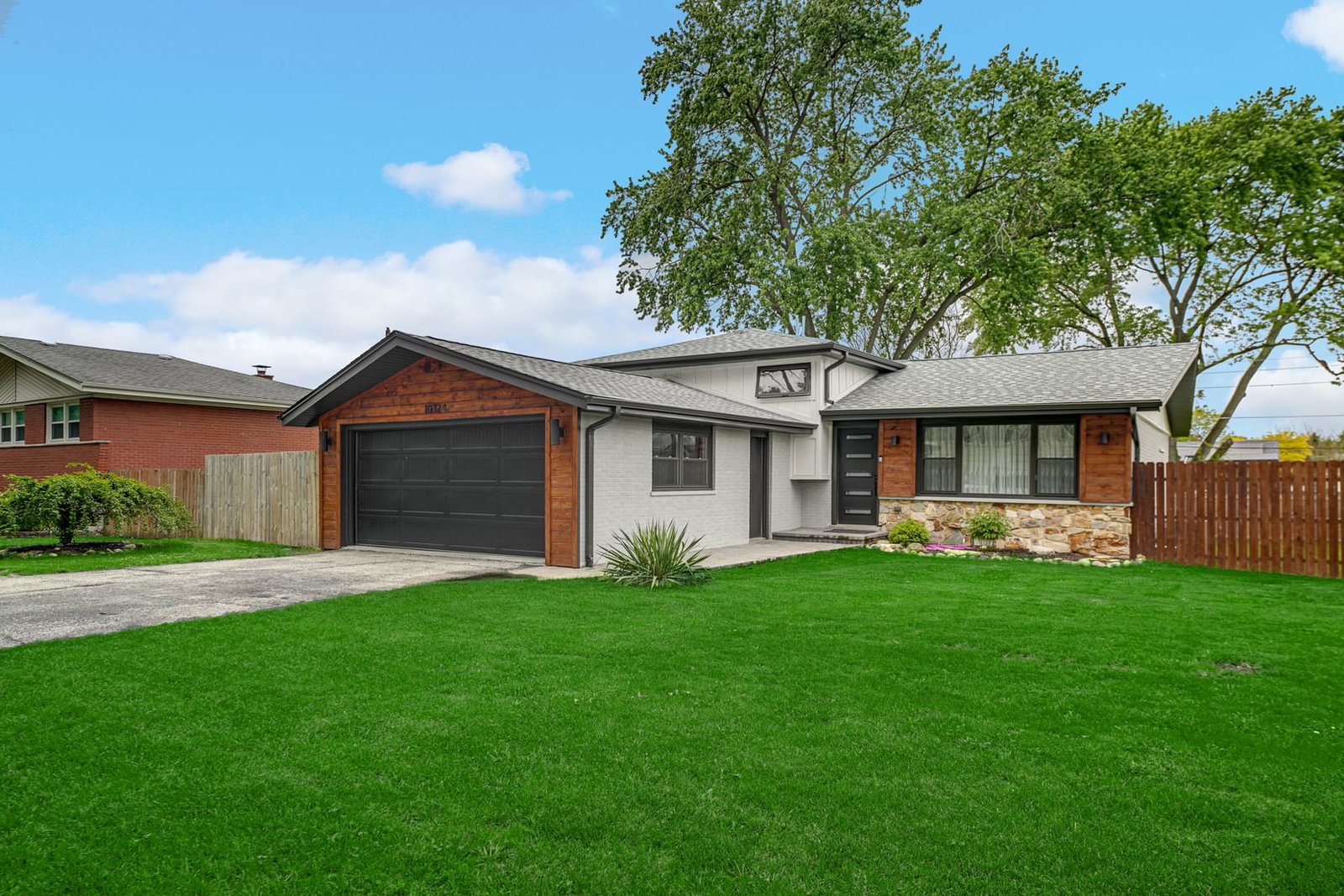 10324 S 81st Avenue, Palos Hills, IL 60465 — exterior view