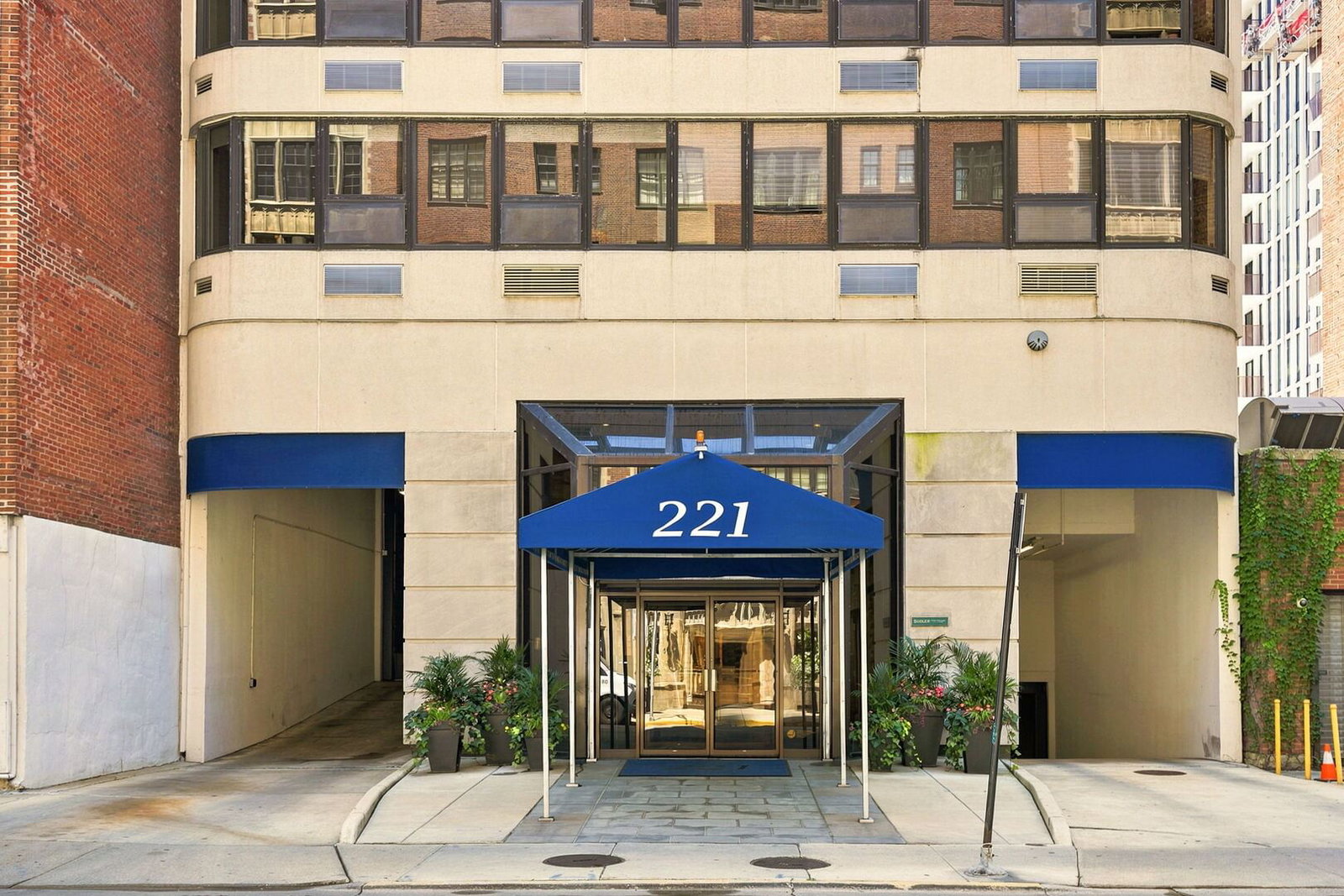 221 E Walton Place #5C, Chicago, IL 60611 — exterior view