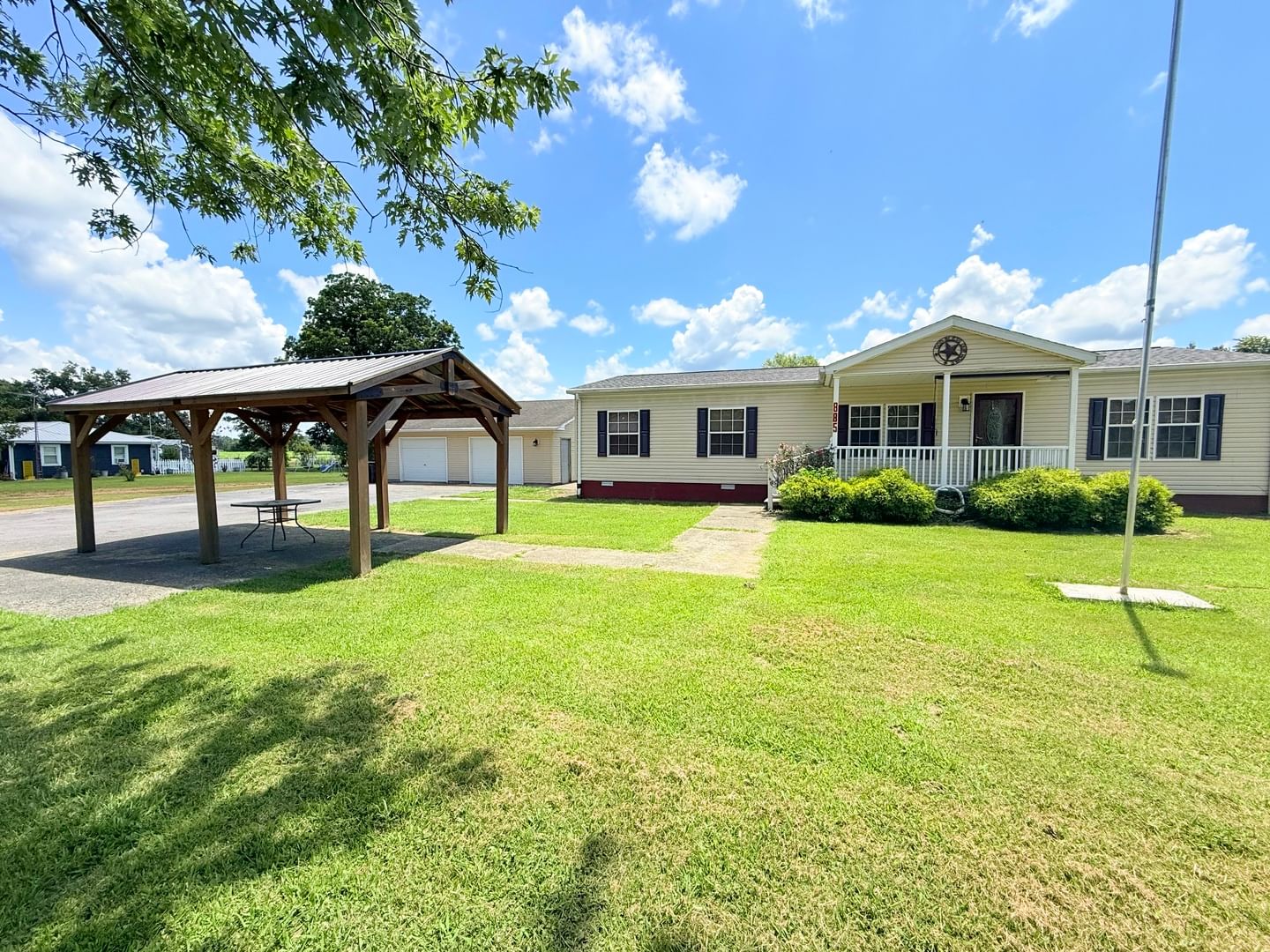 885 Wilson Street, Stonefort, IL 62987 — exterior view