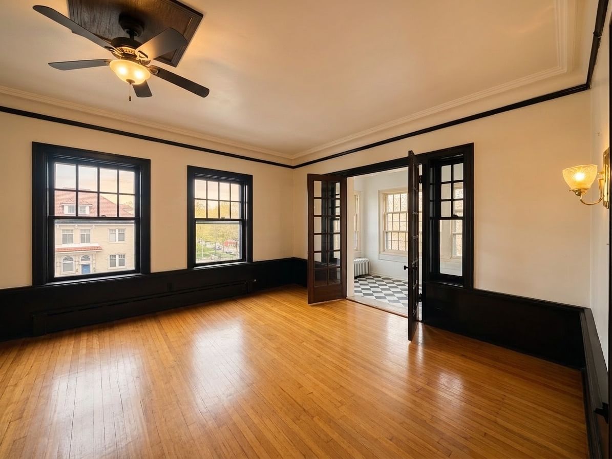 953 E Hyde Park Boulevard #3, Chicago, IL 60615 — exterior view