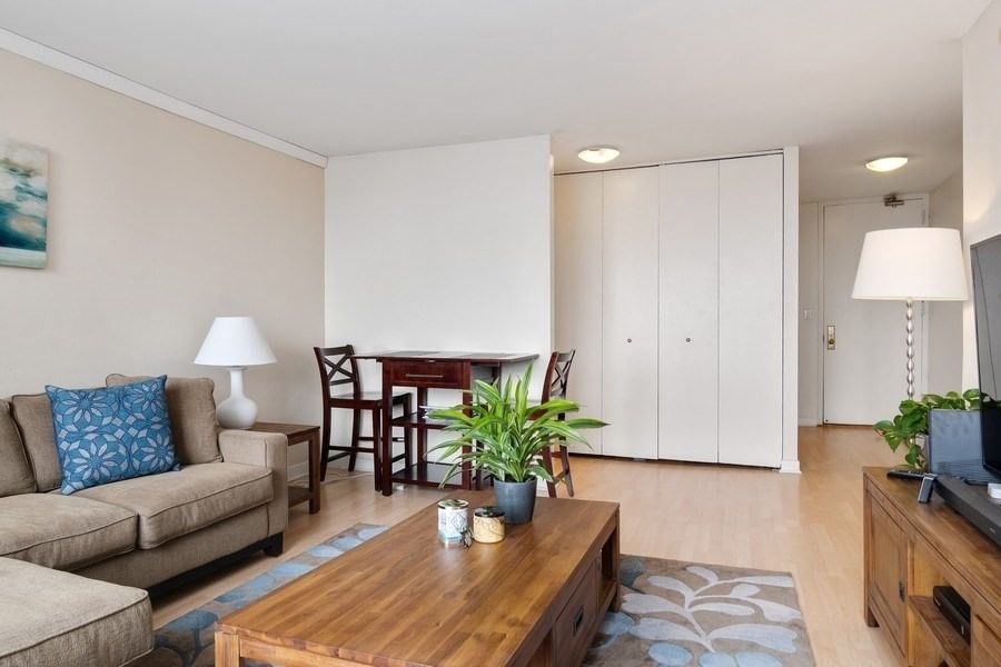 655 W IRVING PARK Road #4011, Chicago, IL 60613 — living view