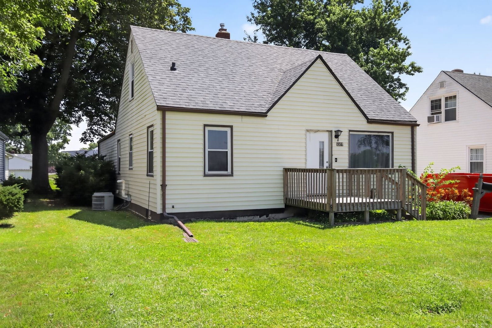 916 N Sangamon Avenue, Gibson City, IL 60936 — exterior view